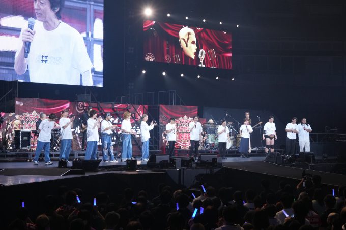 ナイナイ歌謡祭のフィナーレで出演者がステージに集まる様子
