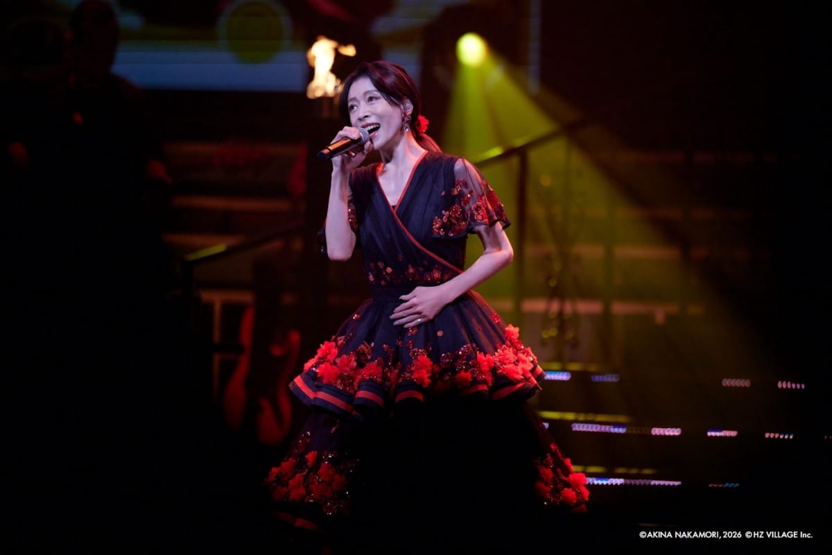 中森明菜さんのライブ2026のステージで赤い花の装飾のドレスを着て歌う姿