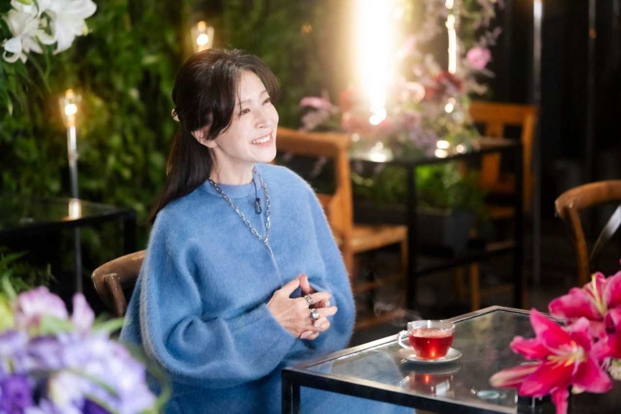 NHKの特集番組の撮りおろしインタビューで笑顔を見せる中森明菜さん