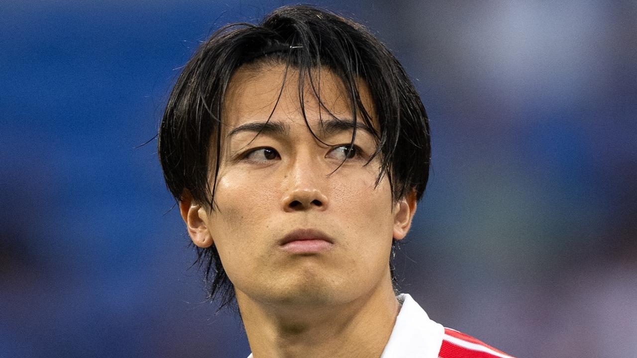 ピッチで厳しい表情を見せるリヨンの中村敬斗