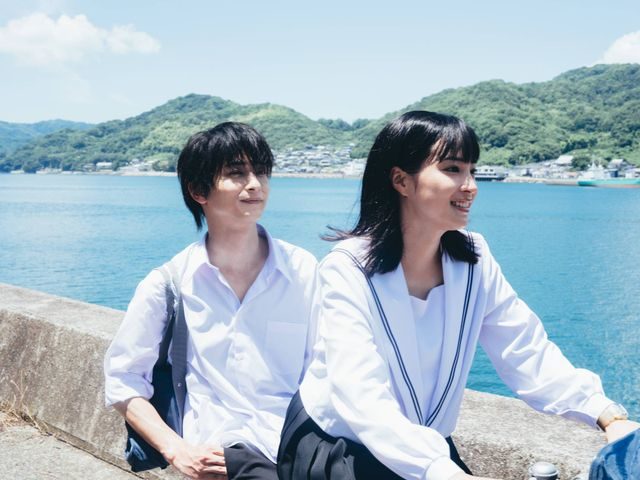 映画『汝、星のごとく』高校時代の櫂と暁海 瀬戸内の海辺の場面写真