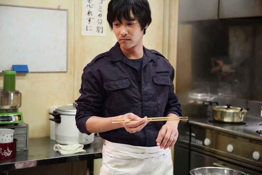 南極料理人の劇中シーン 厨房で料理をする場面