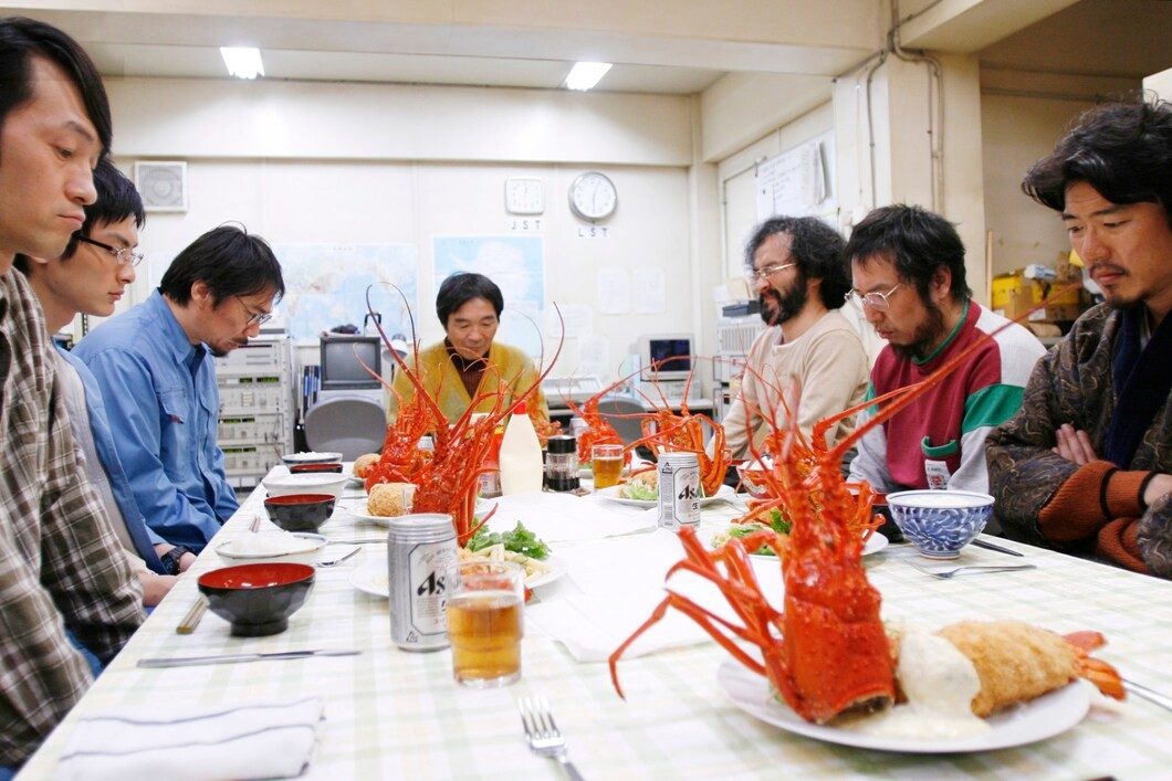 南極料理人の劇中シーン 食卓を囲む隊員たち