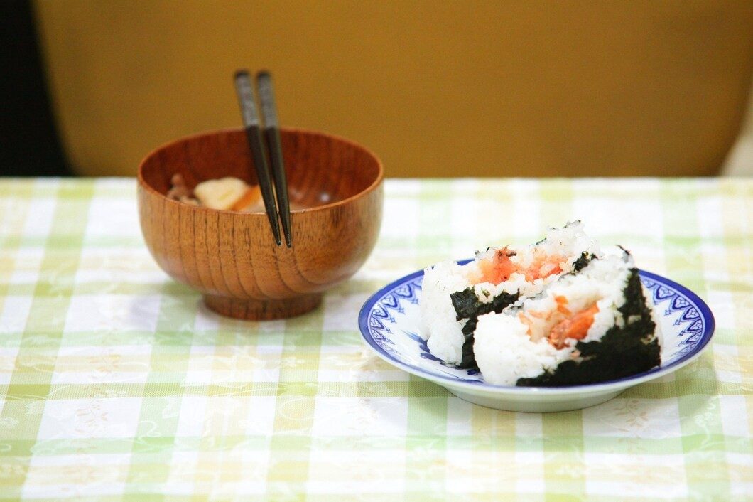 南極料理人の劇中に登場するおにぎりと味噌汁