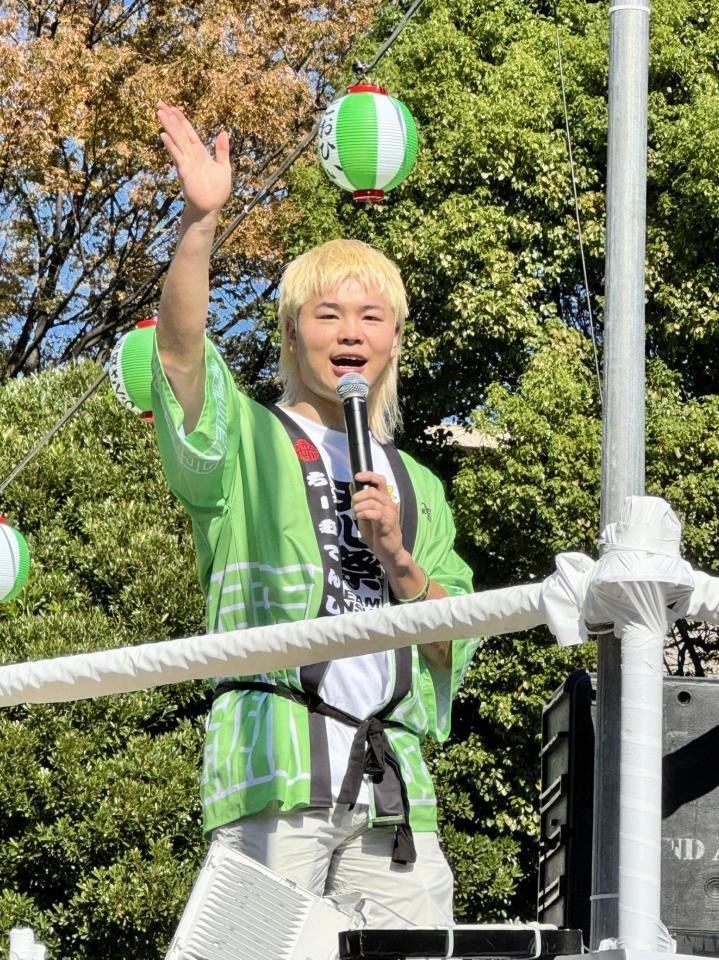 天心祭のステージで法被姿でマイクを持ち観客に手を振る那須川天心