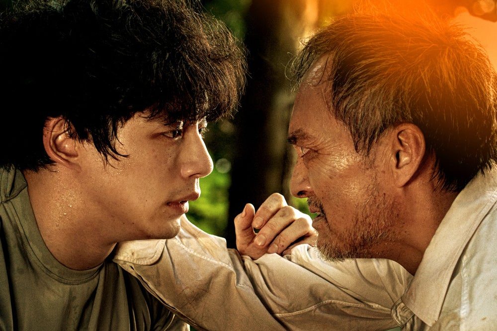 映画「盤上の向日葵」の場面写真 坂口健太郎と渡辺謙が向かい合うカット