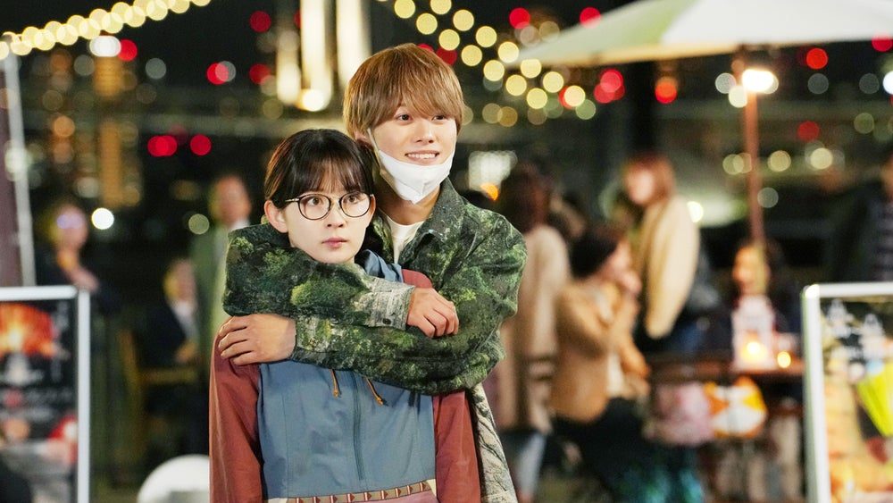 映画「君がトクベツ」の場面写真 眼鏡の女子高生を後ろから抱きとめる青年