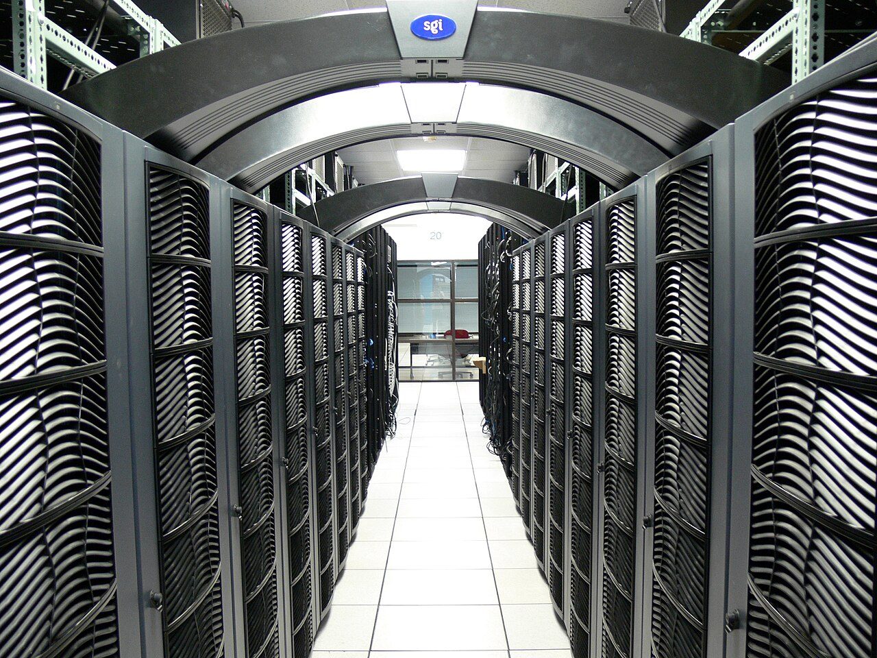 サーバーが並ぶデータセンターの内部(ニフティ不正アクセスのイメージ。実際のニフティの設備ではありません)
