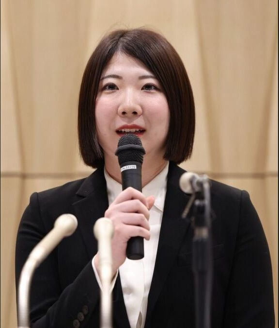 記者会見で話す西山朋佳女流四冠