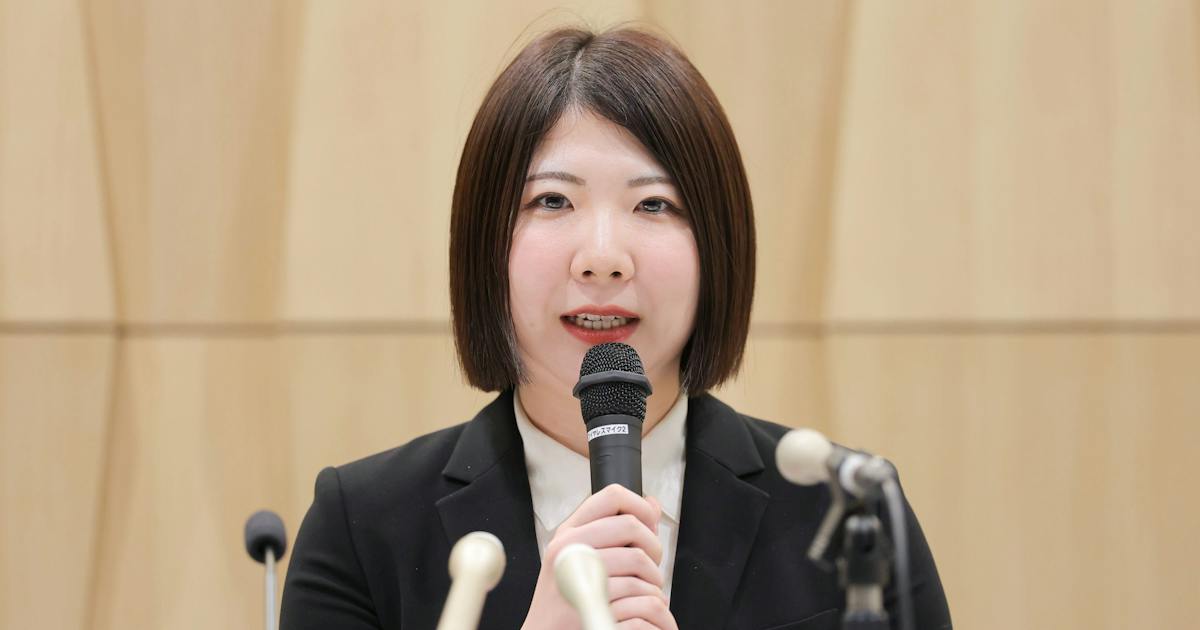 記者会見で棋士編入の権利行使を表明する西山朋佳白玲