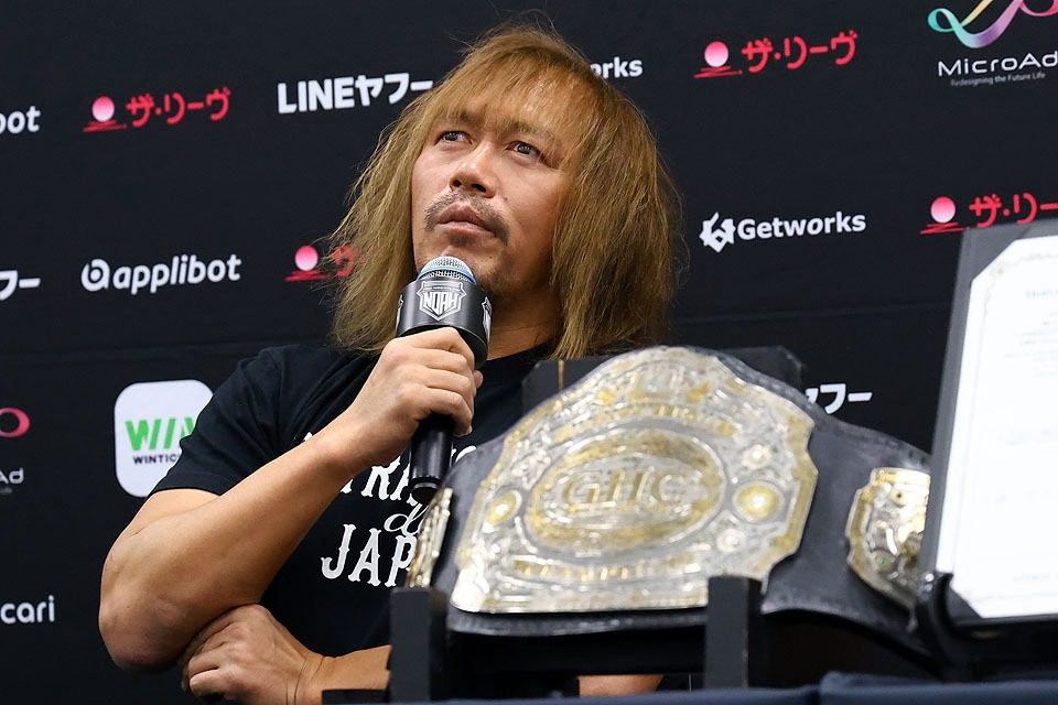 調印式・一夜明け会見で話すGHCヘビー級王者の内藤哲也 GHCのベルトを前に