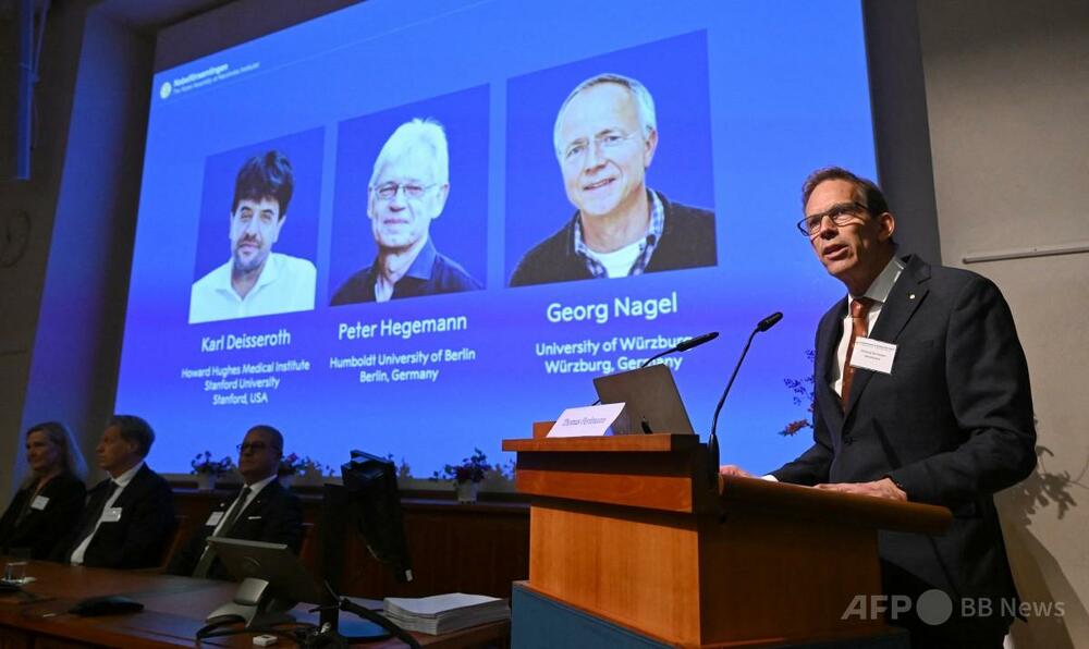 ノーベル生理学・医学賞の受賞者を発表するカロリンスカ研究所の会見 スクリーンにダイセロス ヘーゲマン ナーゲル各氏