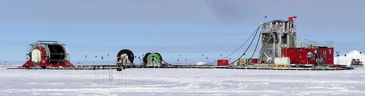 2009年のアイスキューブ掘削キャンプ、南極の雪原に並ぶ機材