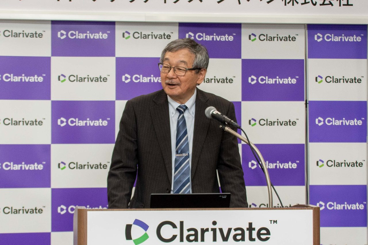 堂免一成特別特任教授が受賞スピーチをする様子