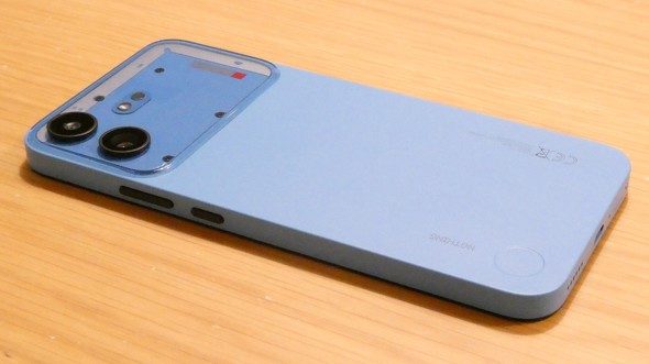 Nothing Phone (4b)ブルーの背面と側面
