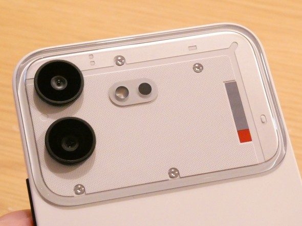 Nothing Phone (4b)のカメラ周辺のシースルーデザインとGlyphバー