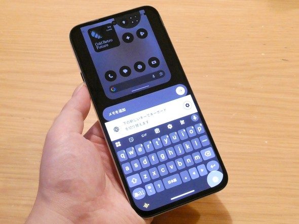 Nothing Phone (4b)でNothing OSの画面とキーボードを操作する様子