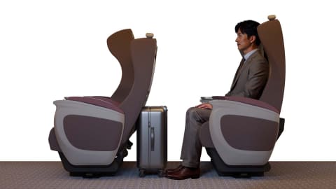 のぞみのグリーン車の新座席を横から見たイメージ 荷物を足元に置いた様子