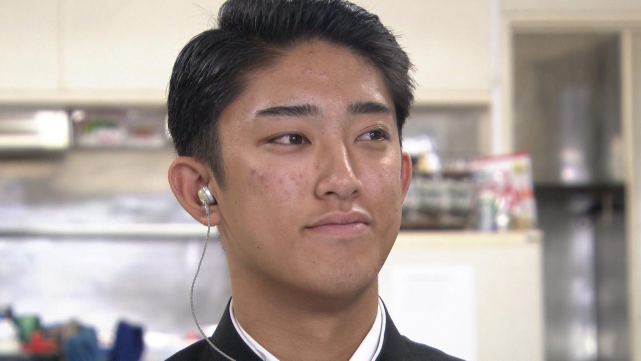 ドラフト指名後のインタビューに答える織田翔希投手