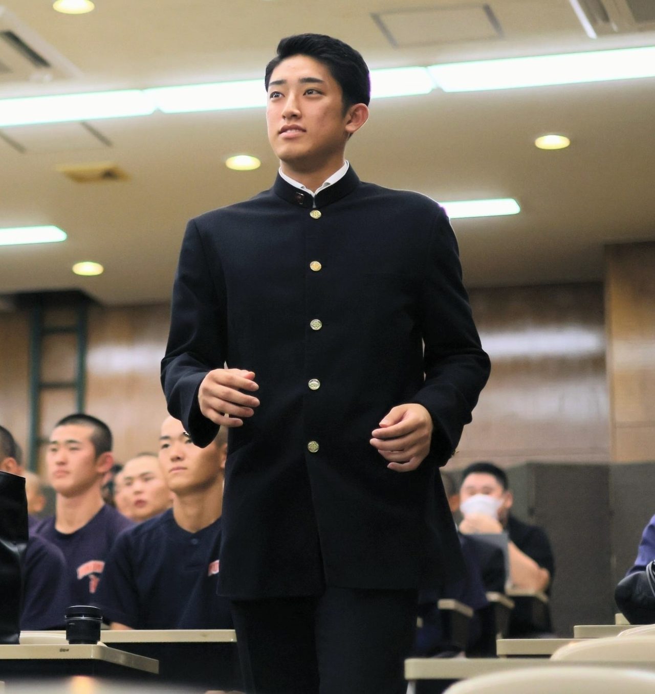 ドラフト会議の会場で結果を待つ横浜高の織田翔希投手