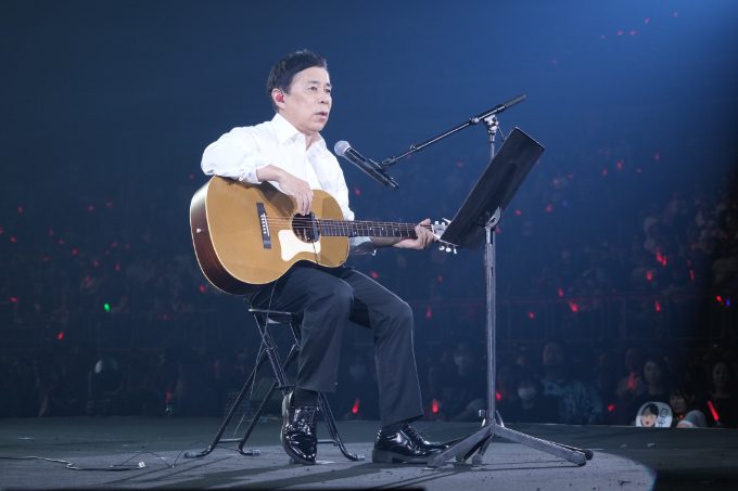 岡村隆史さんがギターを手に、スピッツ「チェリー」を弾き語りするステージ