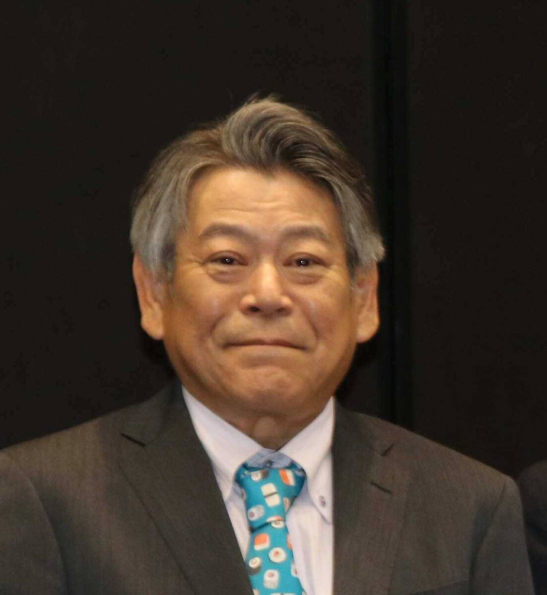 結婚を報告した俳優のおかやまはじめさん 青い寿司柄のネクタイ姿