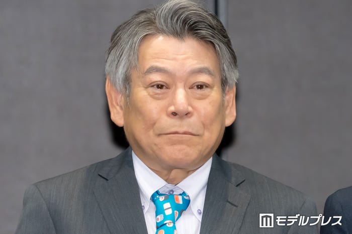 結婚を発表したおかやまはじめさんの顔写真 水色のネクタイ姿