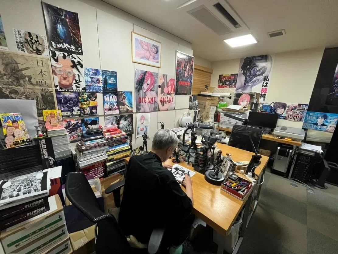 奥浩哉 仕事場 デスクで作業する様子