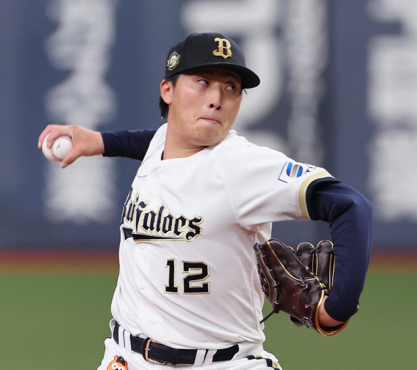 オリックスの東晃平投手が投球する写真 白のホームユニフォーム