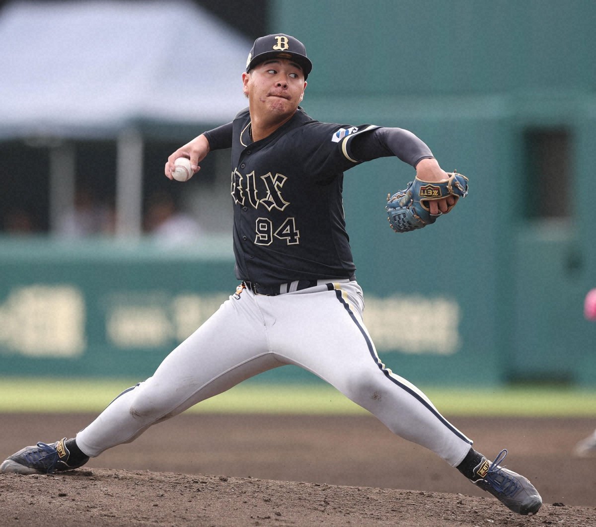 オリックスの川瀬堅斗投手が投球する写真 黒のユニフォームで背番号94
