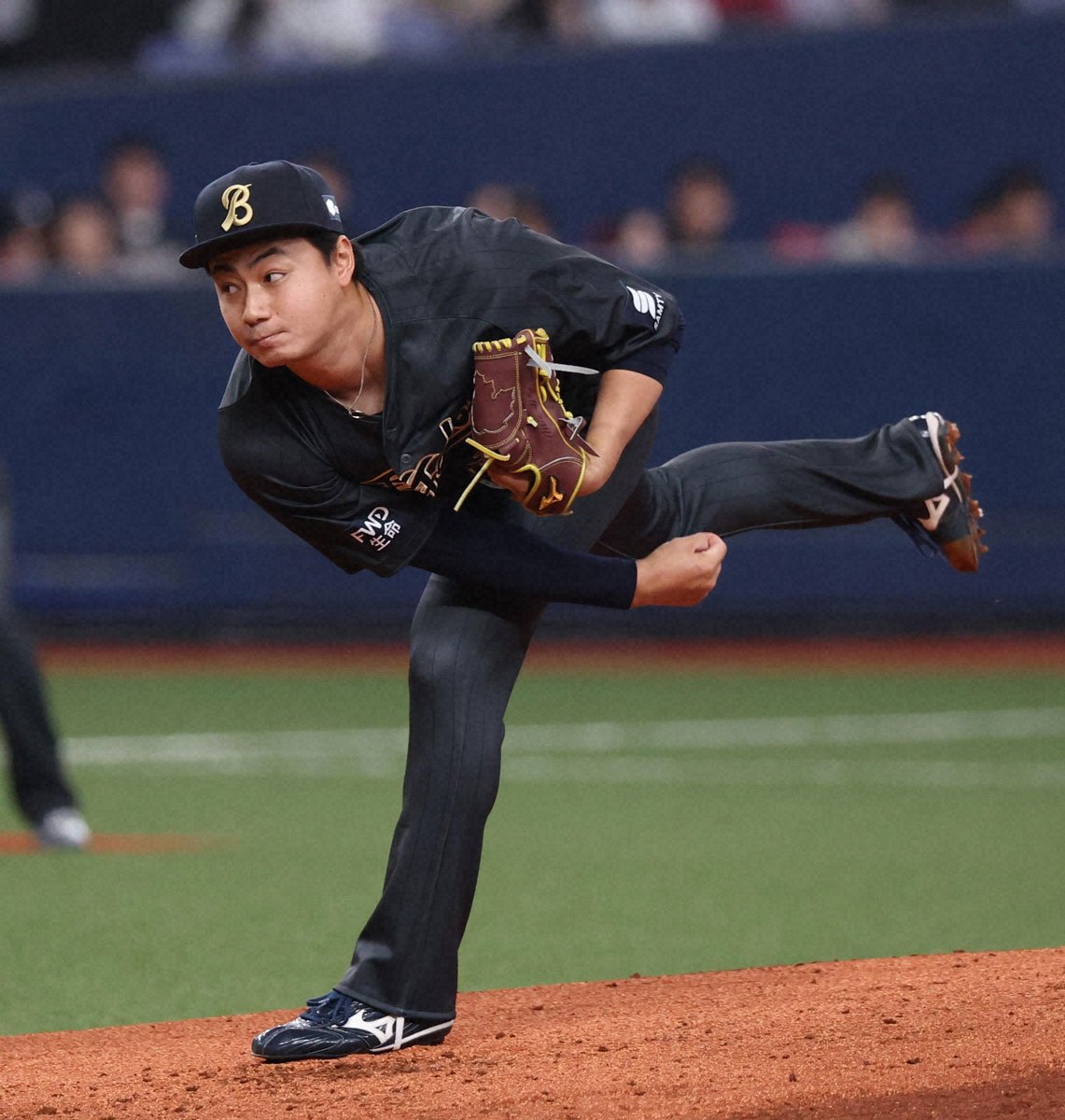オリックスの横山楓投手が投球後に右足を振り上げる写真