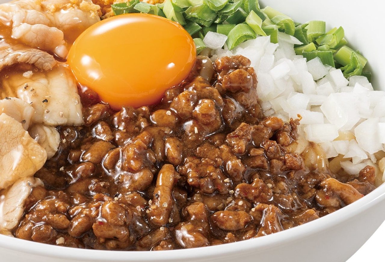 まぜそばの肉ミンチと卵黄