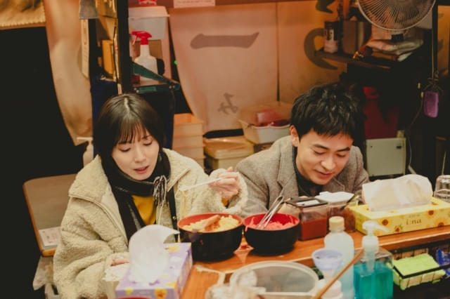 映画『男ともだち』場面写真 食卓で向かい合って食事をする男女