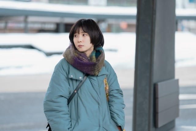 映画『男ともだち』場面写真 雪の積もる駅前に立つ女性