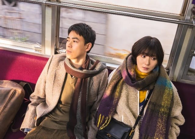映画『男ともだち』場面写真 電車の車内で並んで座る男女
