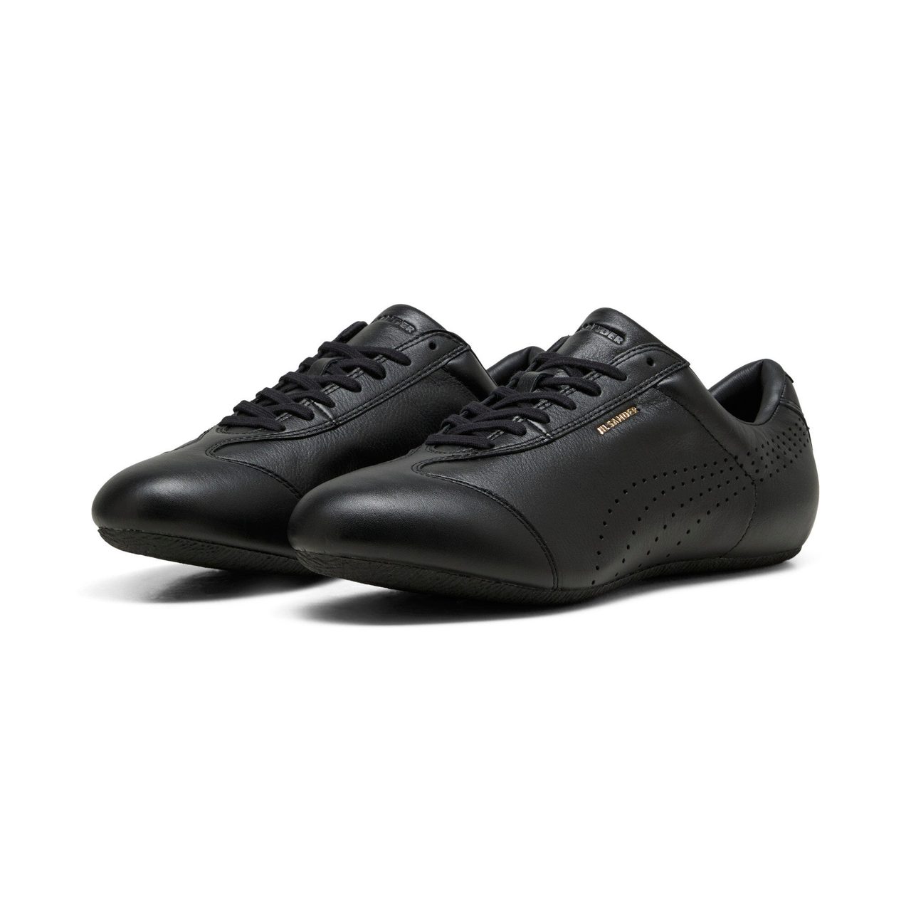 PUMA × JIL SANDER SPEEDCATのオールブラック。パーフォレーション入りのレザーアッパー
