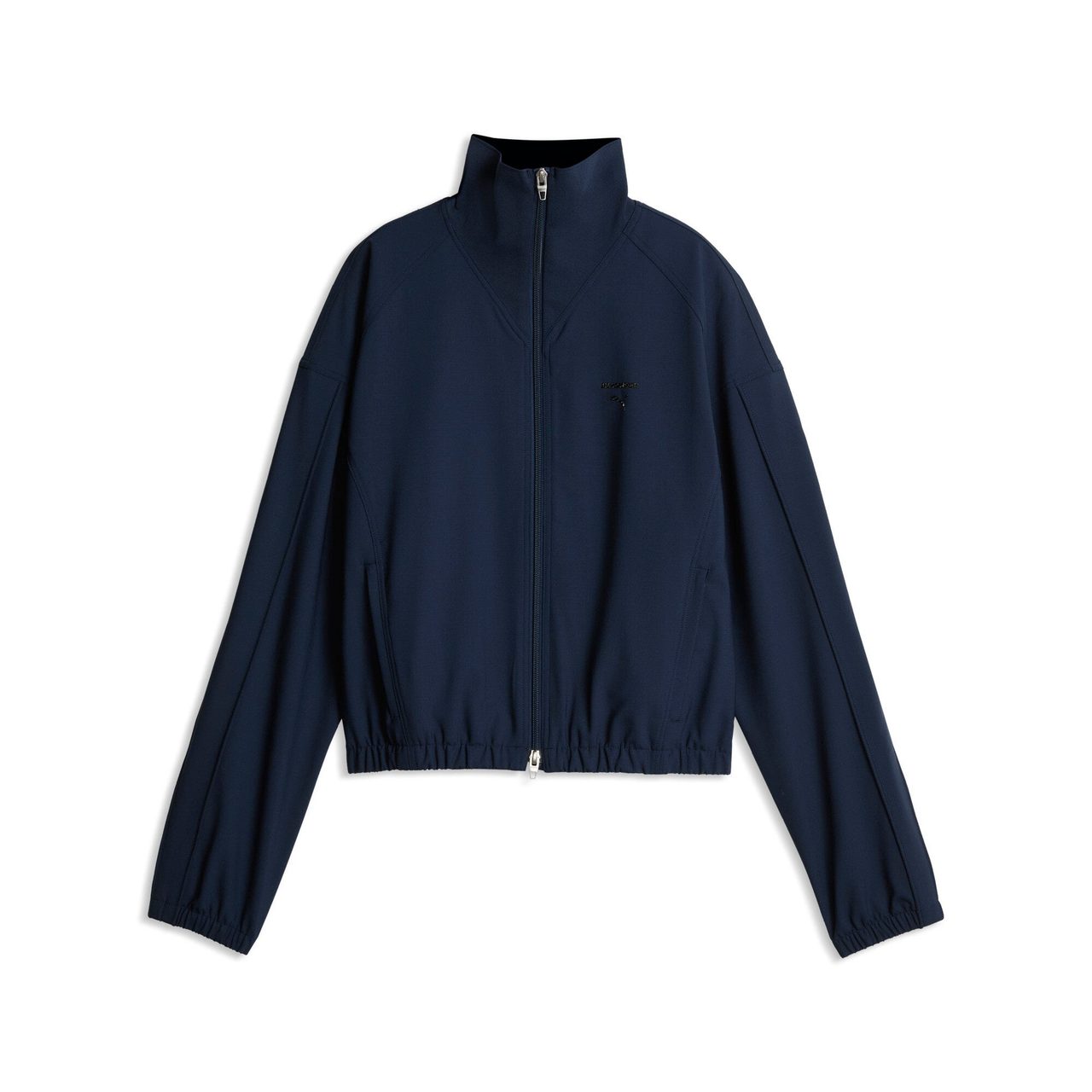 PUMA × JIL SANDER T7トラックジャケットの着用イメージ。クラブネイビーのボックスシルエット