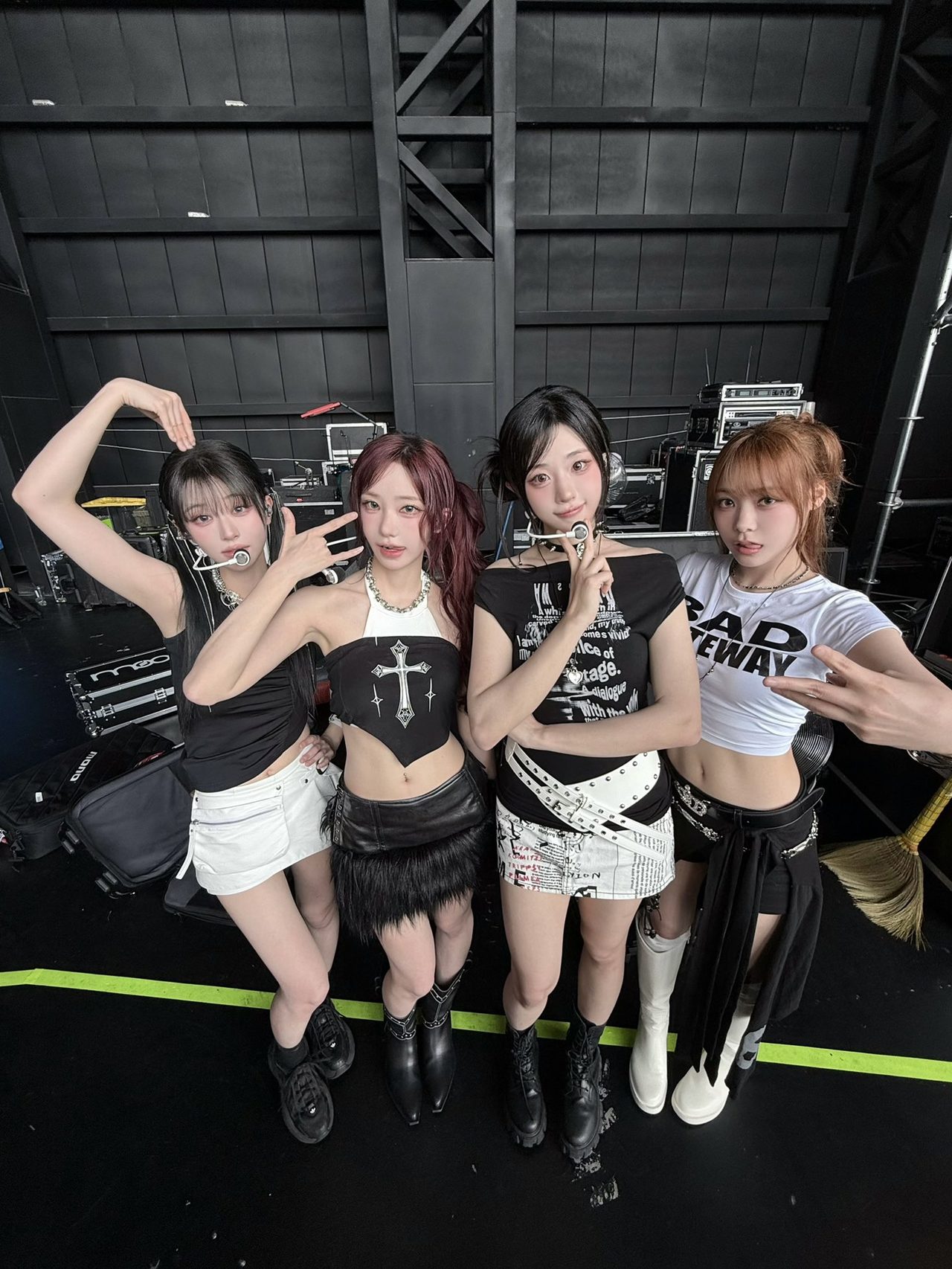 QWERの4人のメンバーが並んでポーズをとるステージ裏の写真