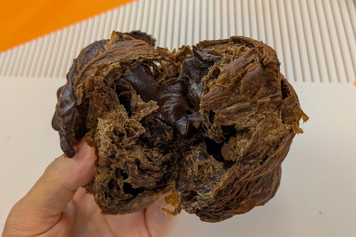ゴディバ監修 クロッフィンを割って中のチョコクリームが見える様子