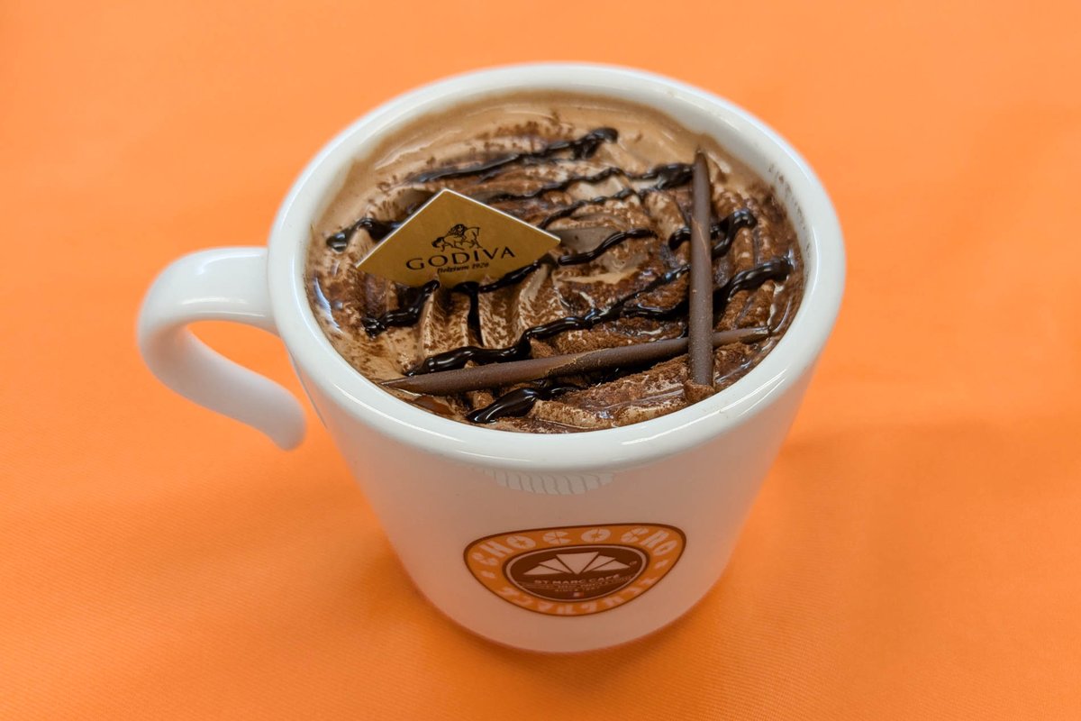 ゴディバ監修 ホットショコラ カップにチョコレートクリームがのった様子