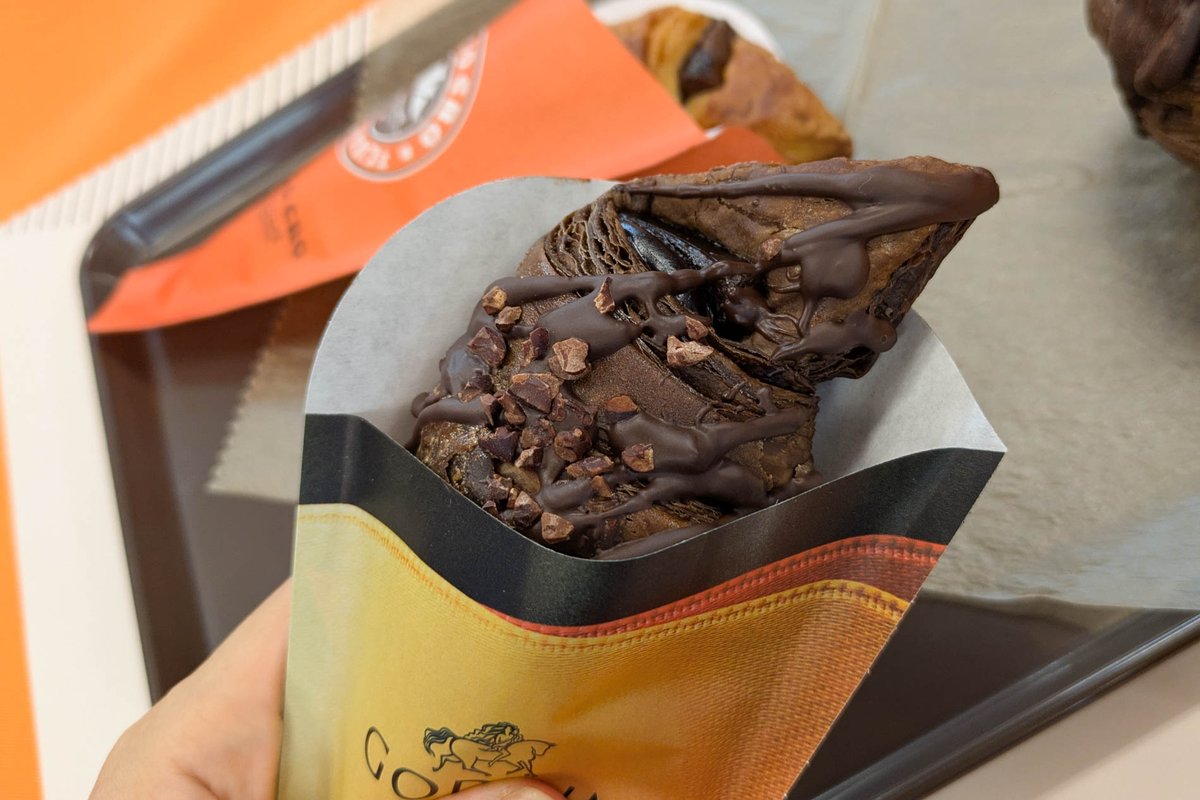 ゴディバ監修 贅沢チョコクロ 紙の袋に入ったカカオニブがのったチョコクロ