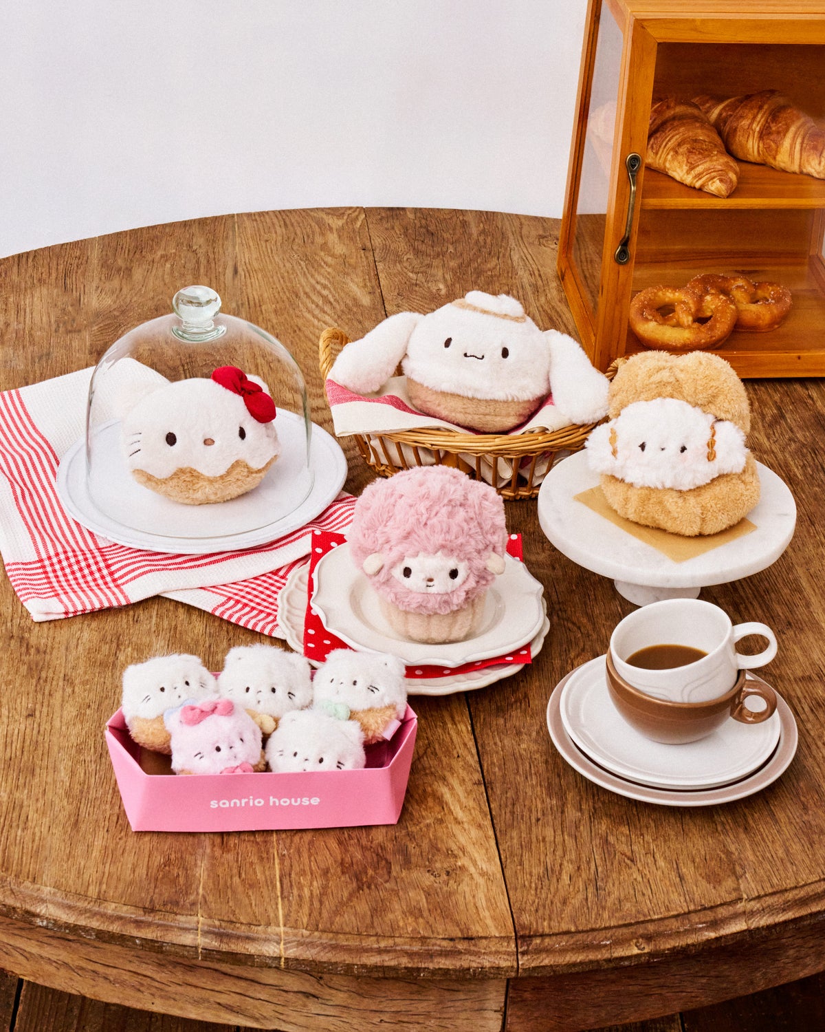 テーブルに並ぶ焼き立てパン風のキャラクターぬいぐるみ