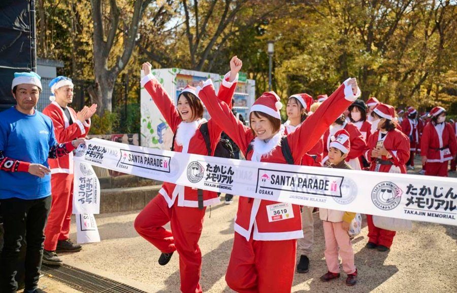 サンタパレード大阪 スタートゲートを駆け抜けるサンタ姿の参加者