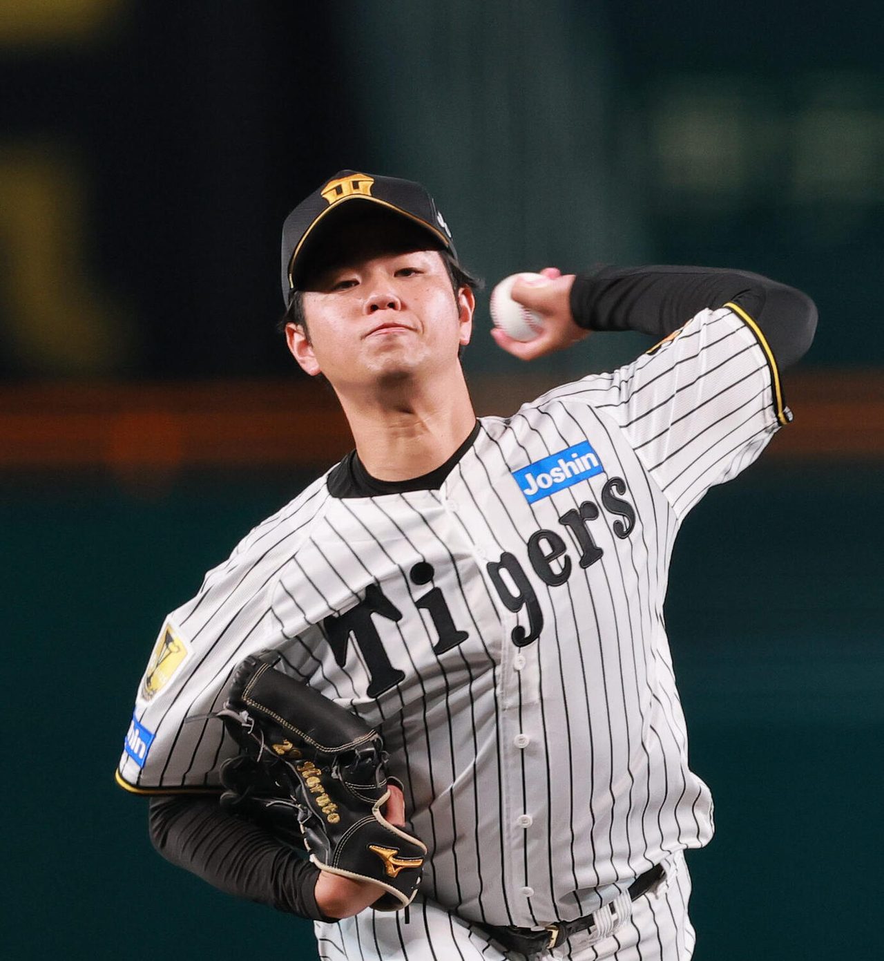甲子園で投げる阪神の高橋遥人投手の投球シーン