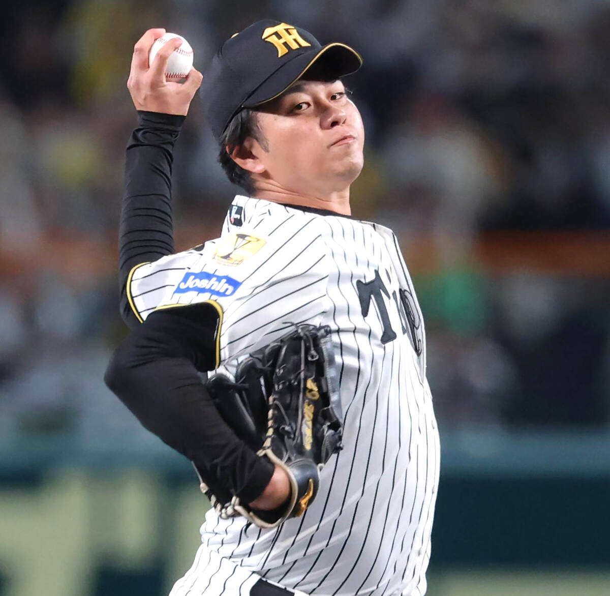 阪神の高橋遥人投手が左腕を振りかぶる投球シーン