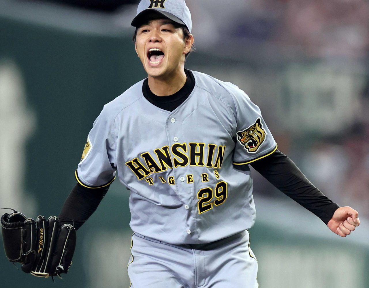 背番号29のビジター用ユニフォームで雄叫びを上げる阪神の高橋遥人投手