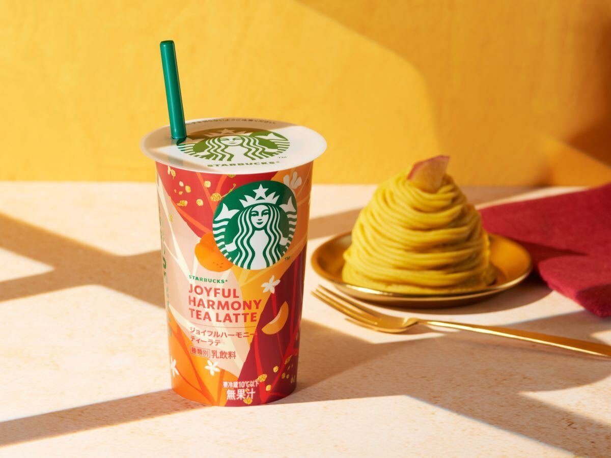 ジョイフルハーモニーティーラテのカップと、金色の皿に盛られたスイートポテトモンブラン