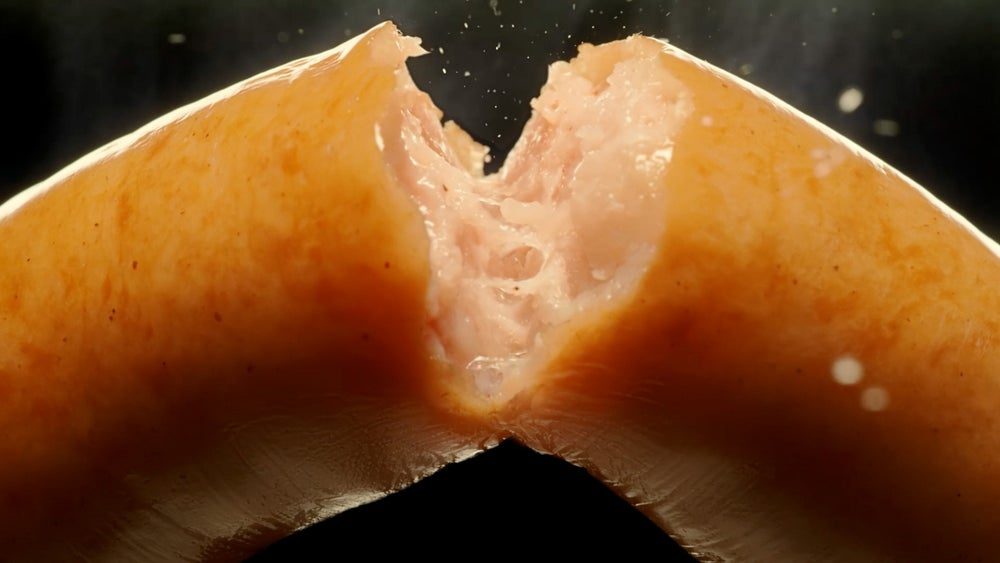 シャウエッセンを割った断面のクローズアップ「パリッ!!」の食感