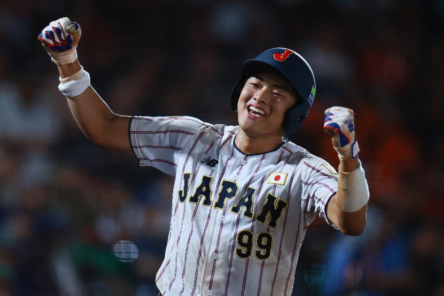U-15ワールドカップで本塁打を放ちガッツポーズする関蓮太郎捕手