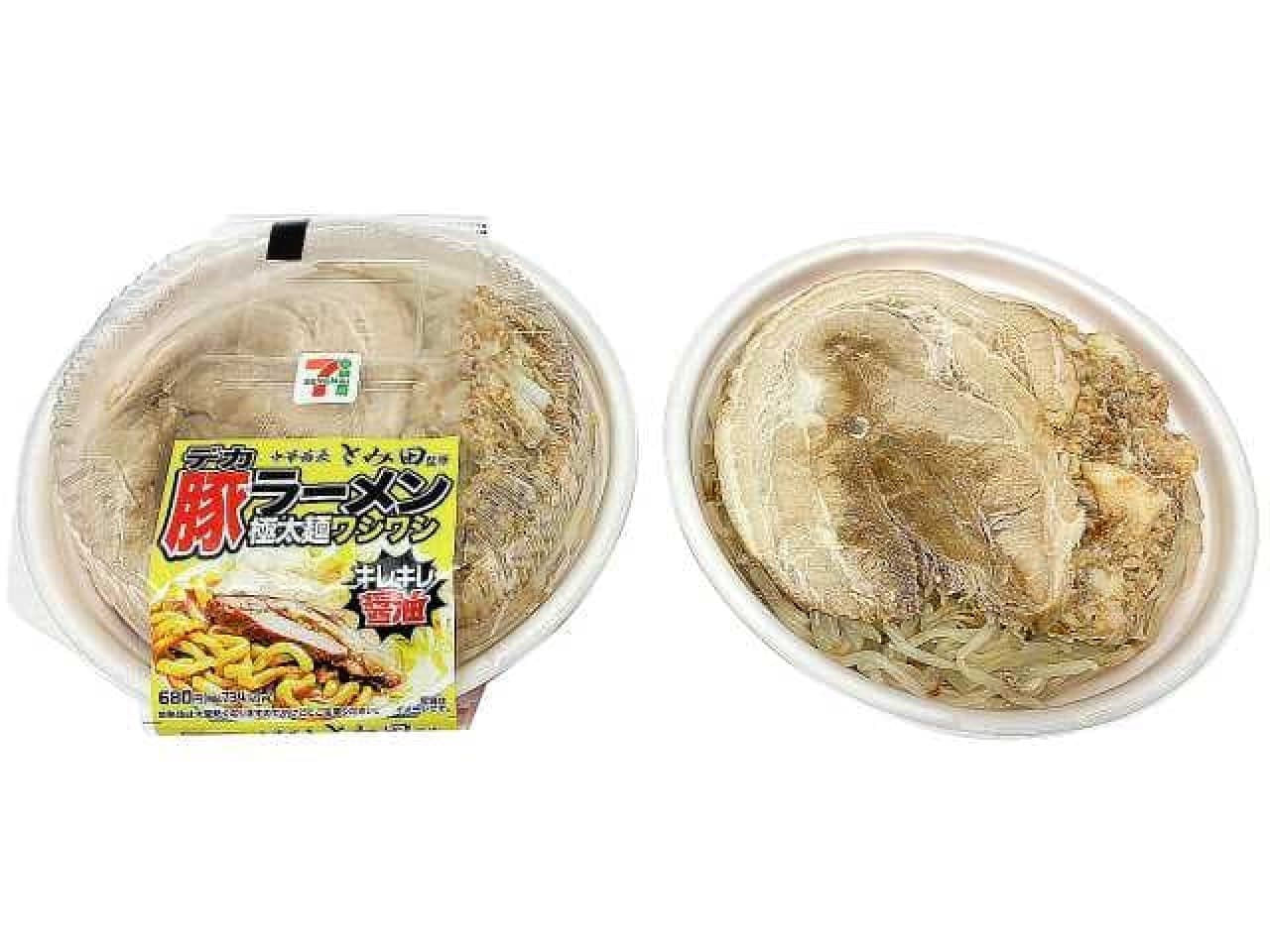 セブン-イレブン公式サイト掲載のデカ豚ラーメン商品写真(極太麺のラベル付き)